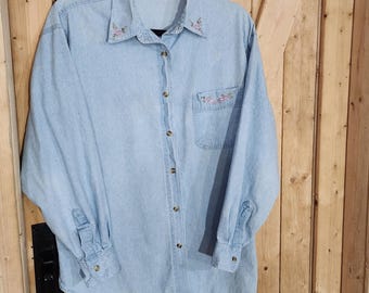 Camicia vintage da donna taglia M in denim chiaro con ricami floreali e bottoni. LEGGI