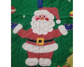 Falda para árbol de Navidad VTG SANTA acolchada, hecha a mano, patchwork rojo y verde.