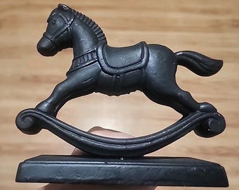 Portacalze natalizio a forma di cavallo a dondolo in ghisa stile vintage, nero opaco, pesante