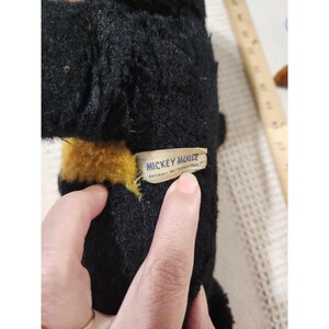 Muñeco de peluche vintage de Mickey Mouse de Disney de la década de 1940, marca Gund, con cara de goma. imagen 4
