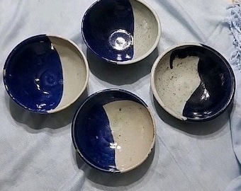Conjunto de 4 tigelas de cerâmica artística feitas à mão, esmalte bicolor azul cobalto, assinadas.