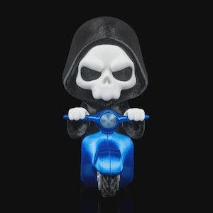 Peut inclure: Figurine de la Faucheuse sur un scooter bleu. La Faucheuse a un visage de crâne blanc et porte une cape à capuche noire. Le scooter est de couleur bleu vif.