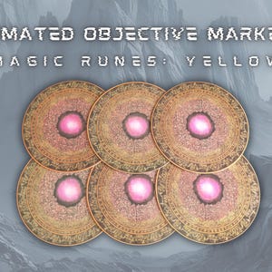 Puede incluir: Seis marcadores de juego circulares con un diseño amarillo y marrón y un centro rosa. El texto "ANIMATED OBJECTIVE MARKERS" y "MAGIC RUNES: YELLOW" se muestra en la parte superior. El fondo es un paisaje montañoso.