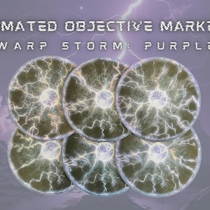 Op de afbeelding: Zes ronde objectmarkeringen met een gloeiend energieontwerp. De markeringen zijn gerangschikt in een cluster, met een paars en wit bliksemeffect. De tekst bovenaan luidt "ANIMATED OBJECTIVE MARKERS" en "WARP STORM: PURPLE".