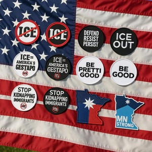 Könnte beinhalten: Eine Sammlung von Aufnähern mit verschiedenen Botschaften und Designs, darunter "ICE", "Defend Resist Persist" und "Stop Kidnapping Immigrants". Die Aufnäher sind auf einer amerikanischen Flagge angeordnet.
