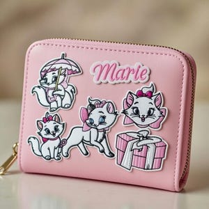 Könnte beinhalten: Rosa Reißverschluss-Geldbörse mit aufgestickten Aufnähern von Marie aus Aristocats. Die Aufnäher zeigen Marie mit einem Regenschirm, einer Geschenkbox und in verschiedenen Posen. Das Wort "Marie" ist ebenfalls gestickt.