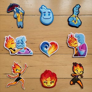 Puede incluir: Una colección de parches bordados con personajes de la película de animación "Elemental". Los parches representan personajes de agua y fuego en varias poses, incluyendo un diseño en forma de corazón con elementos de agua y fuego. Los parches son de varios colores, incluyendo azul, naranja y amarillo.