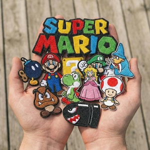 Peut inclure: Un ensemble de patchs brodés représentant les personnages de Super Mario, dont Mario, Yoshi, Princesse Peach et Bill Ball. Les patchs présentent des couleurs vives et des motifs détaillés, parfaits pour décorer des vêtements ou des accessoires.