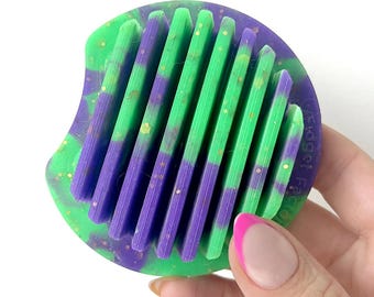 Stripes Extra Long - Handgemachter Silikon Fidget der im Dunkeln leuchtet - Lila & Grün - Mit Glitter