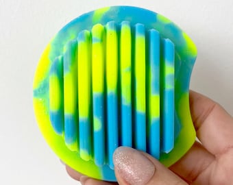 Streifen - handgemachter Silikon Fidget der im Dunkeln leuchtet - Blau & Gelb - mit Glitzer