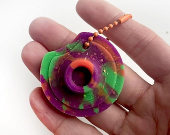Bubbles Fidget Schlüsselanhänger - Saugnapf - Lila, Grün & Orange - Glow-in-the-Dark Silikon Schlüsselanhänger