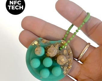 Smart Accessoire Schlüsselanhänger mit NFC technologie - Lila, Blau & Grün - Glow-in-the-Dark Handmade Silikon Fidget