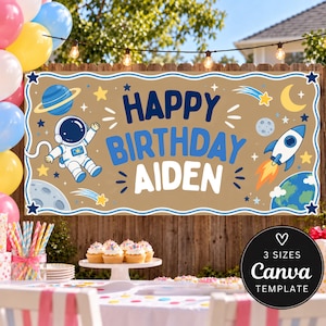 Könnte beinhalten: Ein rechteckiges, beigefarbenes Geburtstagsbanner mit dem Text HAPPY BIRTHDAY AIDEN in blauen und weißen Buchstaben. Das Design zeigt Illustrationen eines Astronauten, einer Rakete, Planeten, Sternen und einer Mondsichel vor einem Weltraumhintergrund.