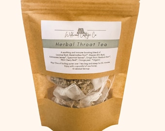 Könnte beinhalten: Ein brauner Kraftpapierbeutel mit Herbal Throat Tea. Das Etikett zeigt den Text Wildwood Cottage Co, listet Zutaten wie Süßholzwurzel und Eibischwurzel auf und gibt 10 Portionen an. Ein Sichtfenster zeigt die enthaltenen Teebeutel im Inneren.