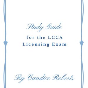 Op de afbeelding: Een witte studiehandleiding voor het LCCA-licentie-examen, met tekst in een delicate blauwe letter. De titel is omlijst door een lichtblauwe rand met decoratieve hoekelementen. De naam van de auteur, Candice Roberts, is ook in blauw.
