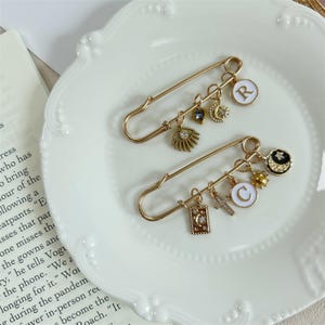 Spersonalizowana broszka, złota broszka z inicjałem, spersonalizowana broszka z imieniem, biżuteria na zamówienie, prezent dla niej, dodatek do torebki lub kurtki