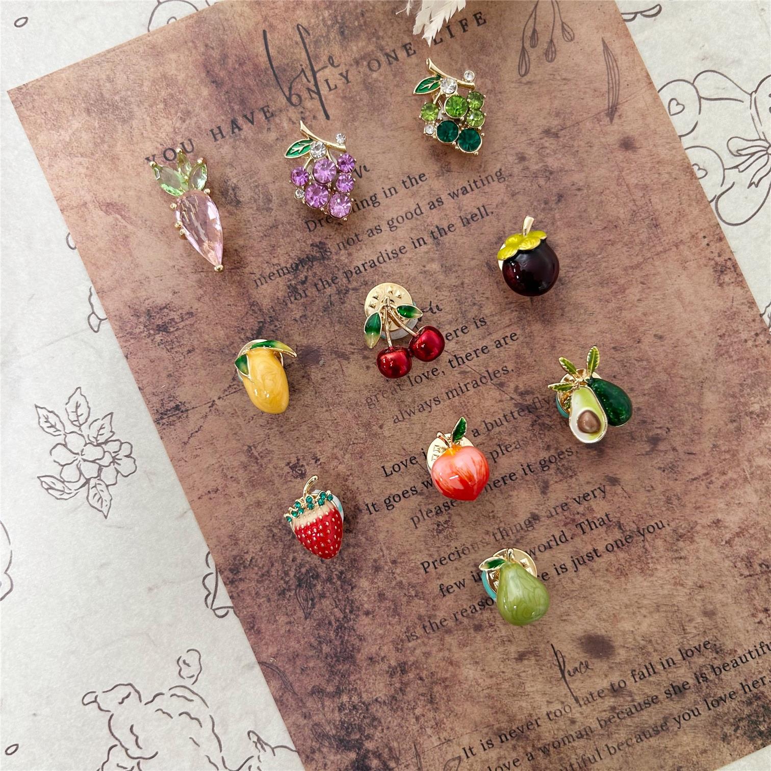 Broche Vintage à Décor De Fruits (cerise, Raisin, Fraise) - Métal Doré - Années 80 - Occasion