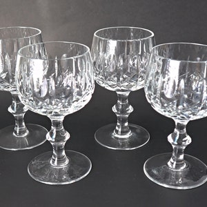 4 verres à vin en cristal taillé