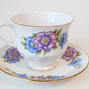 Vintage Queen Anne Tea Cup Saucer Floral Fine Bone China England Teacup
