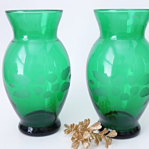 2 Vintage Forest Green Vases Etched Charm Anchor Hocking Vase 1940&#39;s