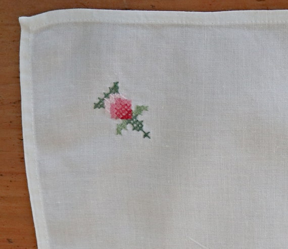 ヴィンテージナプキン4枚セット（白、花の刺繍入り、コットンナプキン