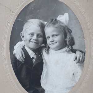 Photo à bord de l'époque victorienne, frère et soeur, photo vintage noir et blanc