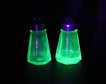 Vintage Green Depression Glass Salt and Pepper Anchor Hocking Uranium Glows 1930's