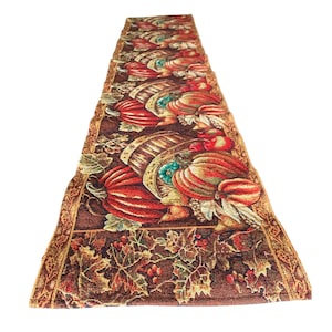 Camino de mesa largo de Acción de Gracias con diseño de calabazas otoñales y tapiz de cosecha de otoño.