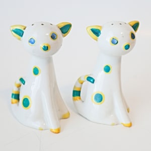 Vintage Cats Couple Salt and Pepper Shakers Spotted Kitchen Cats Artsy Home Deco