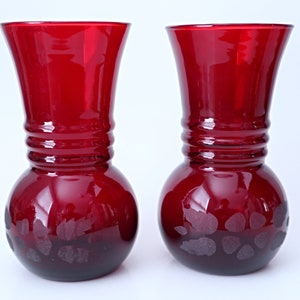2 Vintage Royal Ruby Vases Etched Charm Anchor Hocking Vase 1940&#39;s