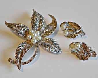 Orecchini vintage con spilla in marcasite e perle finte fissati a metà del secolo