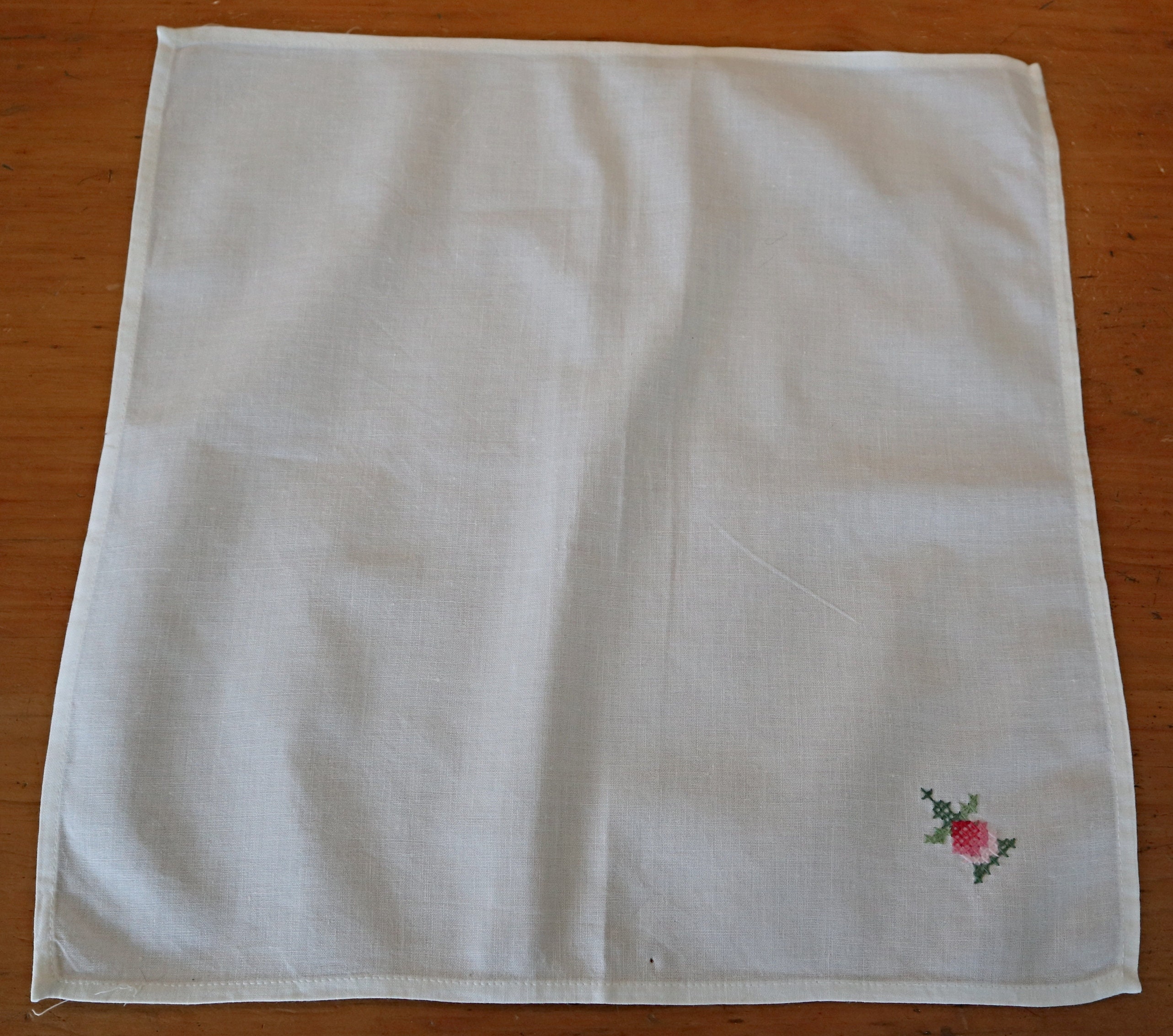 ヴィンテージナプキン4枚セット（白、花の刺繍入り、コットンナプキン