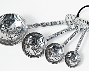 Ganz Cat or Meow measuring spoons - 4 piece set (Tbsp, tsp, 1/2 and 1/4) with ring hook handle for hanging decor use - 5.5" to 3" lengths