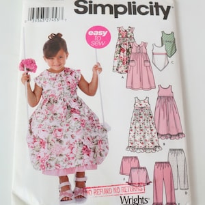 Peut inclure: Patron de couture Simplicity numéro 5226 pour robes et pantalons de filles. Le patron comprend six styles différents : une robe à imprimé floral, une robe rose, une robe à rayures, un haut à imprimé floral, un haut rose et un pantalon rose. Le patron est intitulé "facile à coudre".