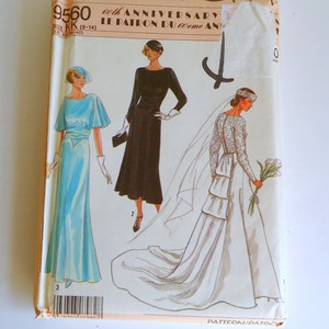 Puede incluir: Un patrón de costura Simplicity vintage para un vestido de novia, un vestido de gala y un vestido de cóctel. El número del patrón es 9560 y la talla es KK (8-14). El patrón se titula "60º aniversario Le Patron du 60ème Anniversaire".