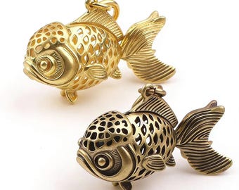 Colgante de pez dorado de latón hueco hecho a mano: llavero de pez de la suerte según el Feng Shui, símbolo de prosperidad y buena fortuna.