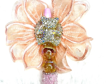 Bolígrafo de cuentas de oso de diamantes de imitación con flor de encaje rosa - Hecho a mano