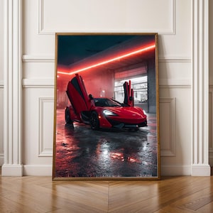 Könnte beinhalten: Gerahmter Druck eines roten Sportwagens mit geöffneten Türen, vor einer Garage mit roter Neonbeleuchtung. Das Auto steht auf nassem Boden, was die Szene verstärkt. Der Druck ist in einem Holzrahmen gefasst.