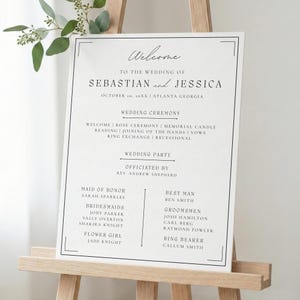 Könnte beinhalten: Ein weißes Hochzeitsprogramm auf einer Holzstaffelei. Das Schild zeigt schwarzen Text mit den Worten "Welcome" und den Namen "Sebastian and Jessica". Es listet die Zeremonie, die Hochzeitsgesellschaft und den Pfarrer auf.