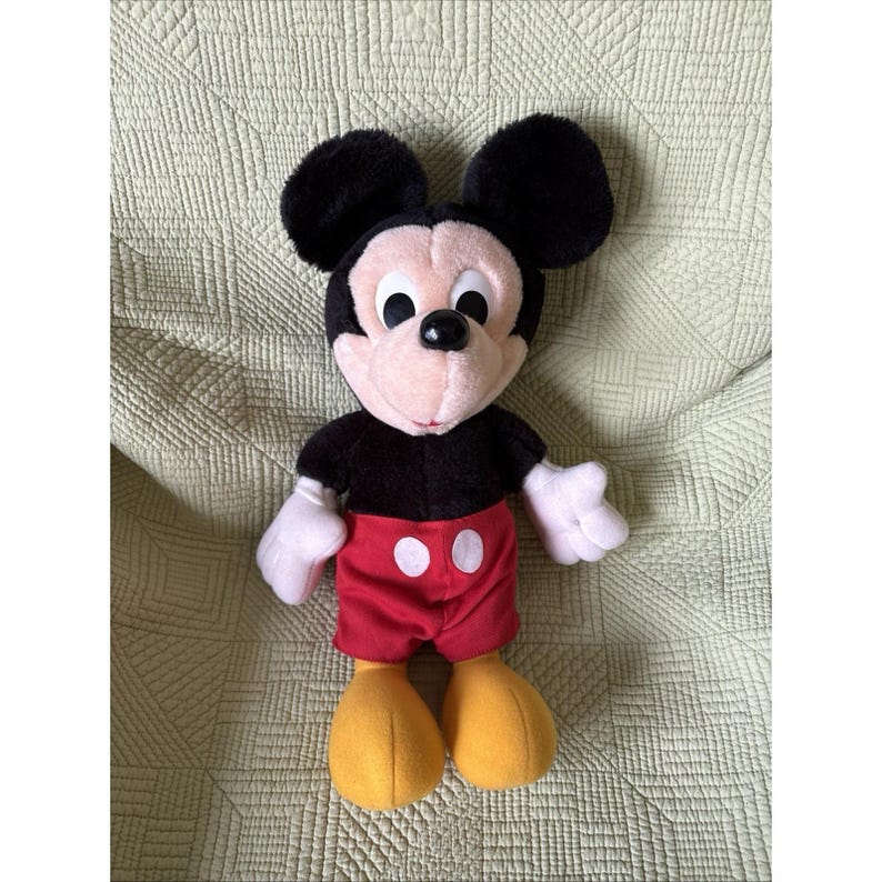 Een vintage Mickey Mouse Disney van Hasbro 15" rood wit zwart pluche knuffeldier afbeelding 1