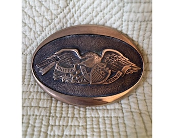 Fivela de cinto vintage de 1975 em latão maciço com a águia americana e a inscrição "United We Stand" (Unidos Permanecemos), da Heritage Mint.