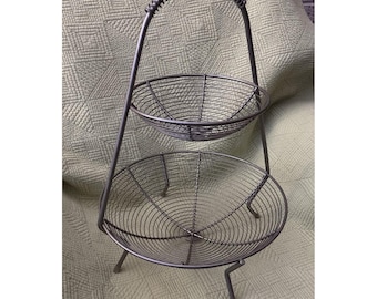 Cesta de Pottery Barn de 2 niveles, expositor de mostrador de alambre plateado para frutas y pan, 45 cm de alto.
