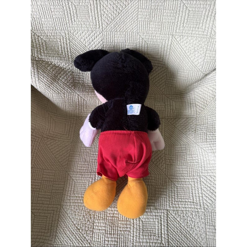 Een vintage Mickey Mouse Disney van Hasbro 15" rood wit zwart pluche knuffeldier afbeelding 6
