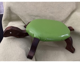 Vintage handgemaakte houten met schildpad gestoffeerde voetenbank/banktafeltje