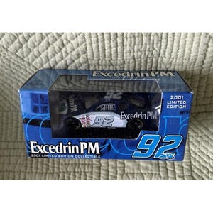 Könnte beinhalten: Ein 2001 Limited Edition Sammler-Modellrennwagen in einer blau-weißen Schachtel. Das Auto trägt die Nummer 92 und das Excedrin PM Branding. Die Verpackung zeigt den Text Excedrin PM 2001 Limited Edition Collectible und die Nummer 92.