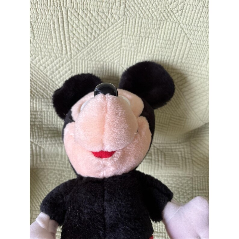 Een vintage Mickey Mouse Disney van Hasbro 15" rood wit zwart pluche knuffeldier afbeelding 9