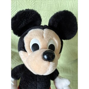Een vintage Mickey Mouse Disney van Hasbro 15" rood wit zwart pluche knuffeldier afbeelding 10