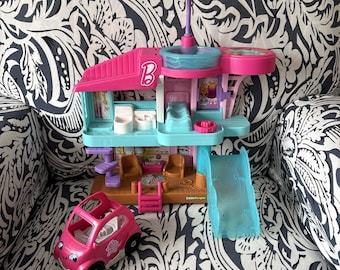 Little People och Barbie i samarbete Strandlekstuga med rosa bil