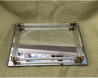 Bandeja de tocador estilo Art Déco vintage con espejo, varillas de lucita para perfume y tapas doradas, 11x8 pulgadas.