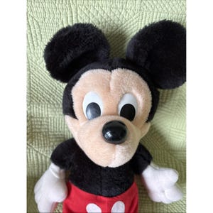 Een vintage Mickey Mouse Disney van Hasbro 15" rood wit zwart pluche knuffeldier afbeelding 2